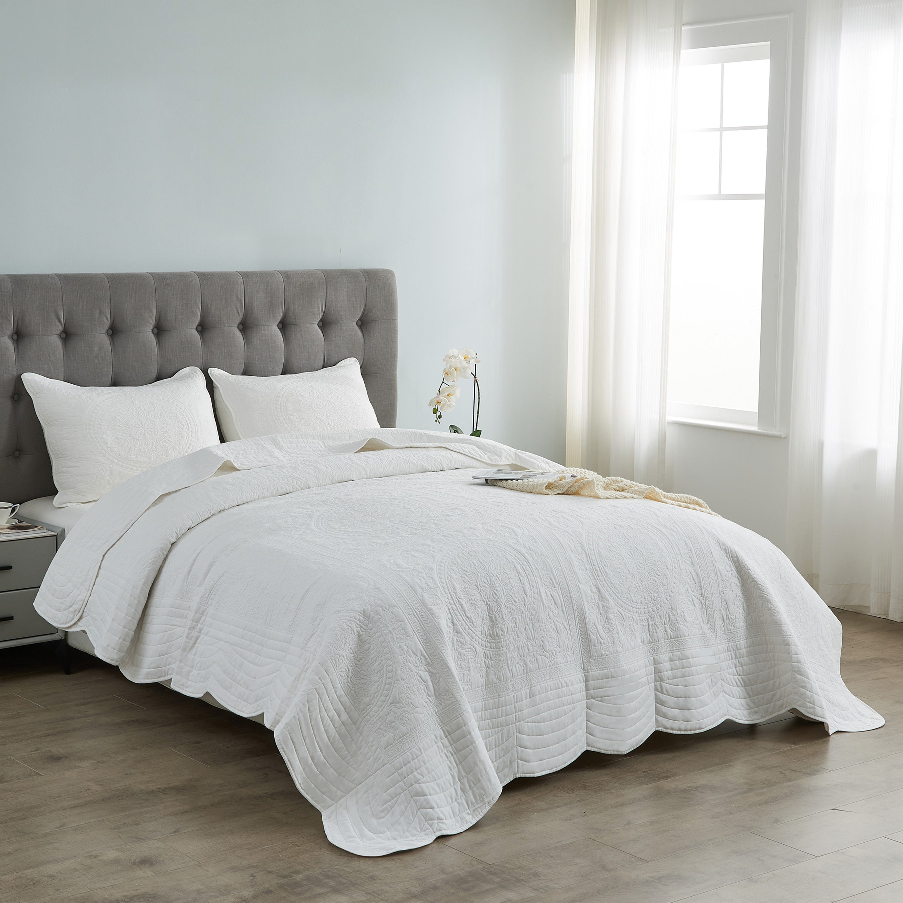 Isabella Cotton Quilt Set - White - Stunning Medallions And Scalloped Edges