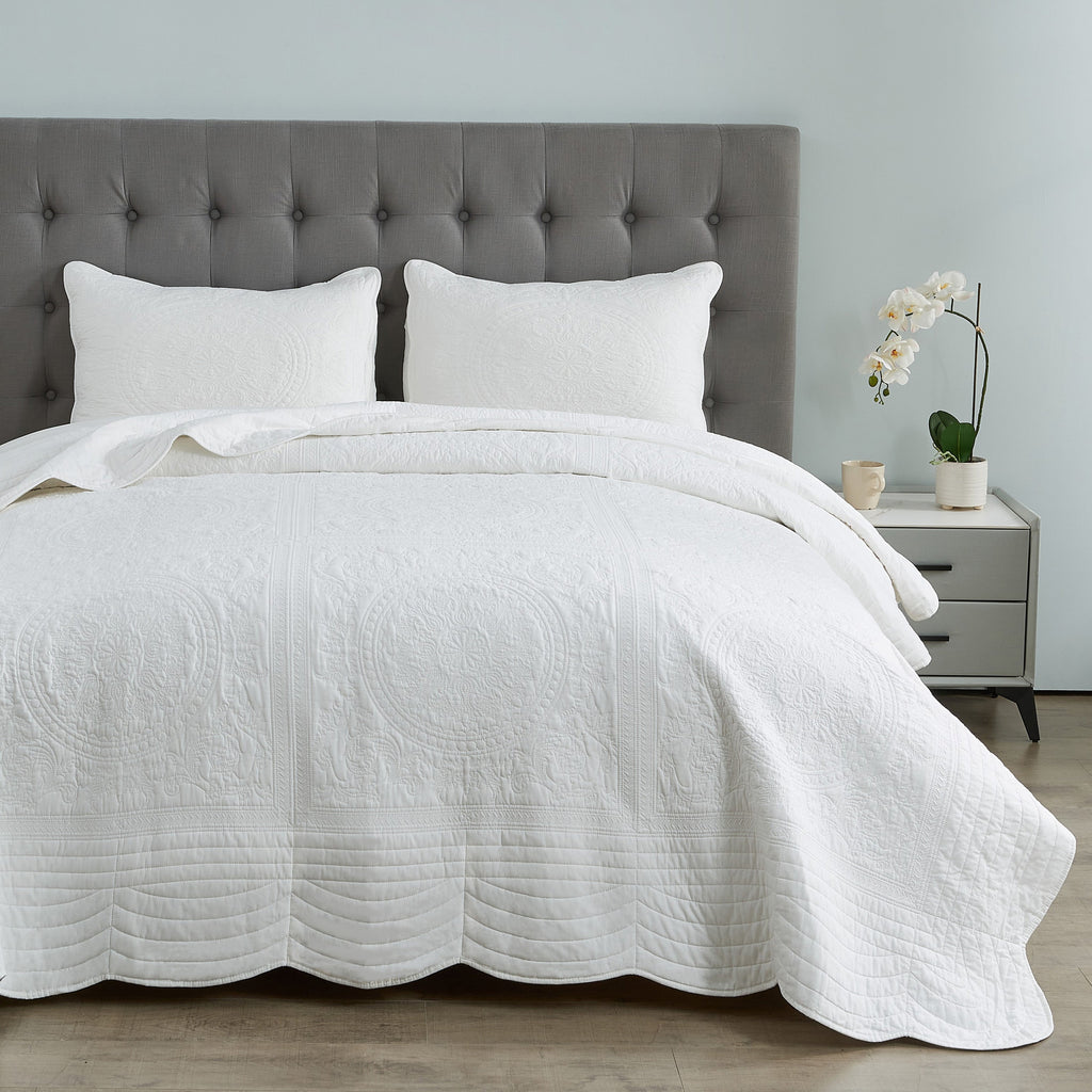 Isabella Cotton Quilt Set - White - Stunning Medallions And Scalloped Edges