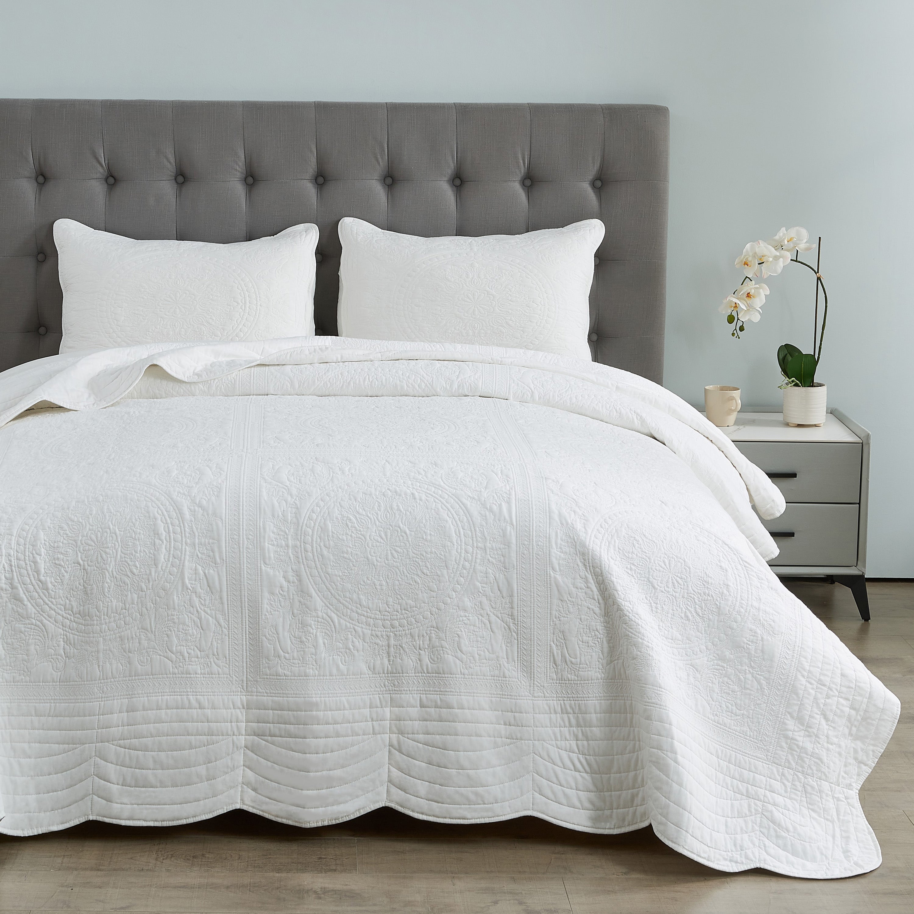 Isabella Cotton Quilt Set - White - Stunning Medallions And Scalloped Edges