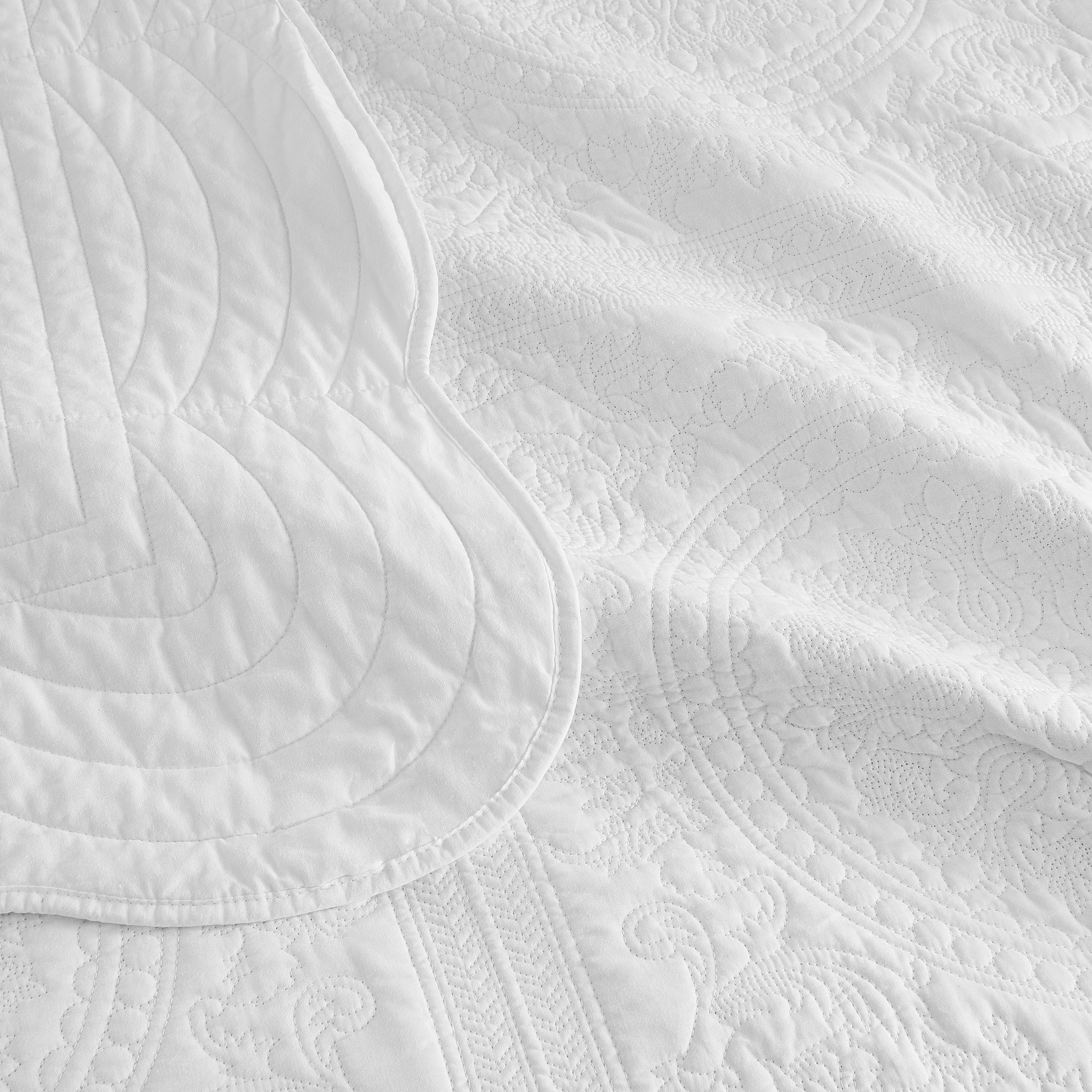 Isabella Cotton Quilt Set - White - Stunning Medallions And Scalloped Edges