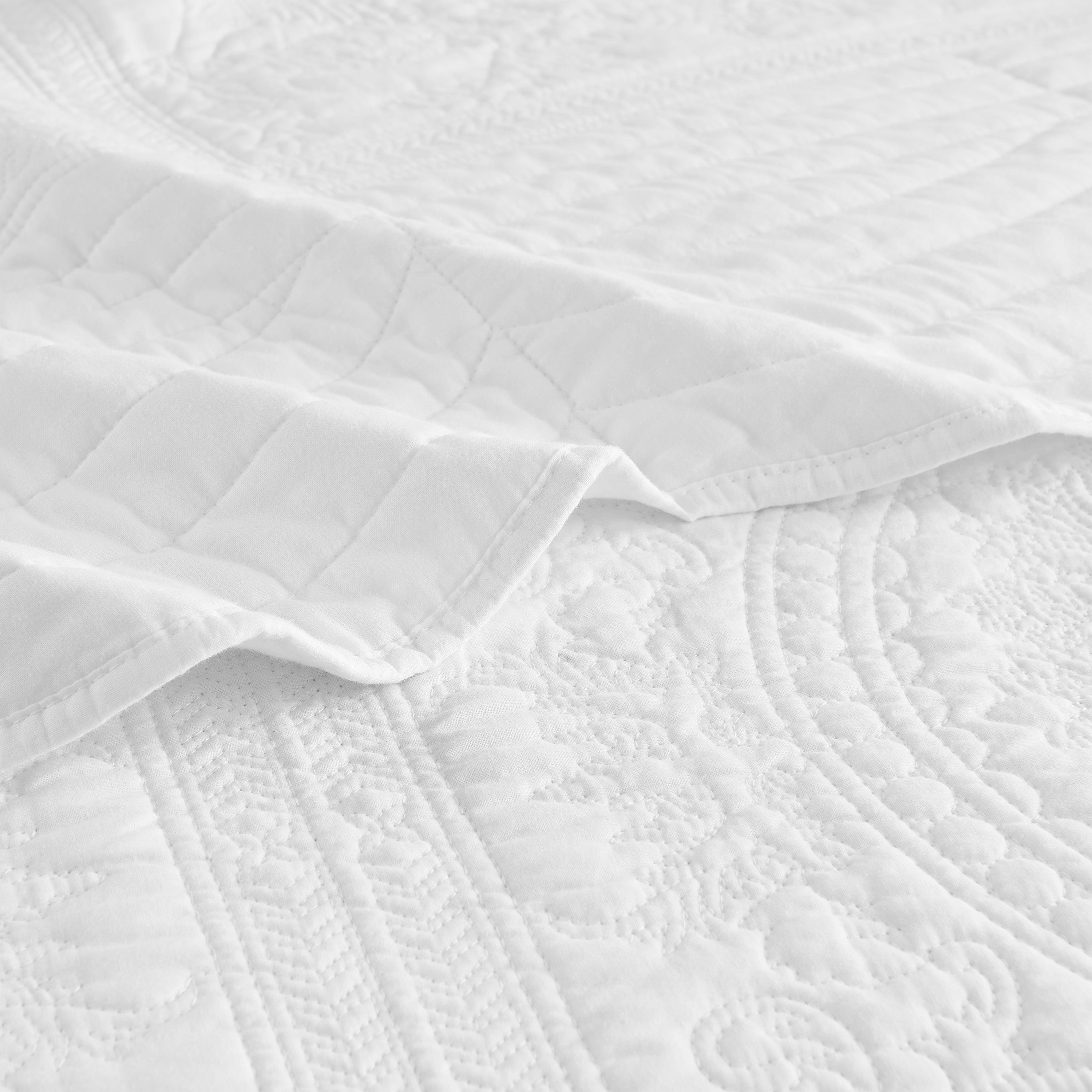 Isabella Cotton Quilt Set - White - Stunning Medallions And Scalloped Edges
