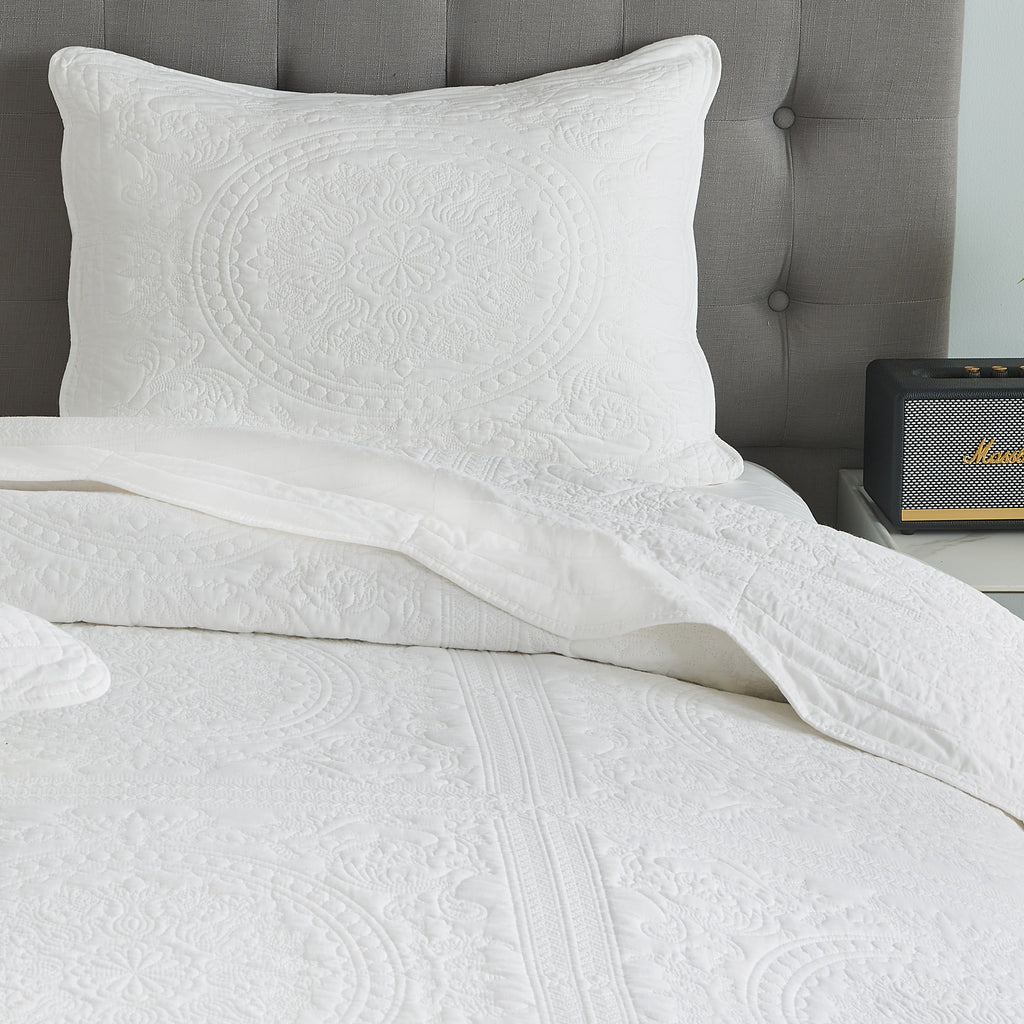 Isabella Cotton Quilt Set - White - Stunning Medallions And Scalloped Edges