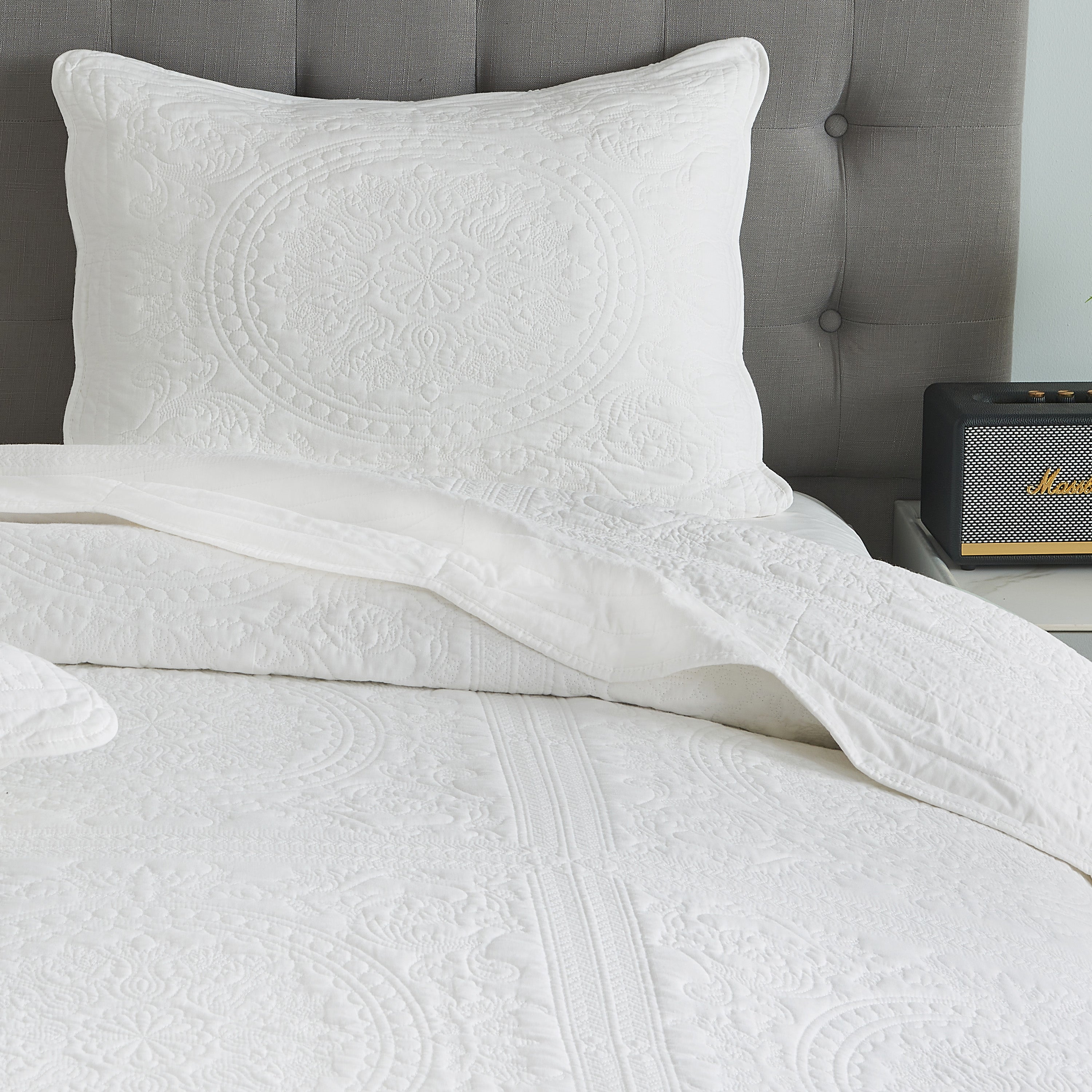 Isabella Cotton Quilt Set - White - Stunning Medallions And Scalloped Edges
